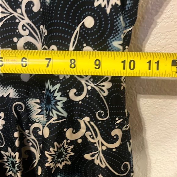 Floral Patterned Sleeveless Top - Picture 8 of 11